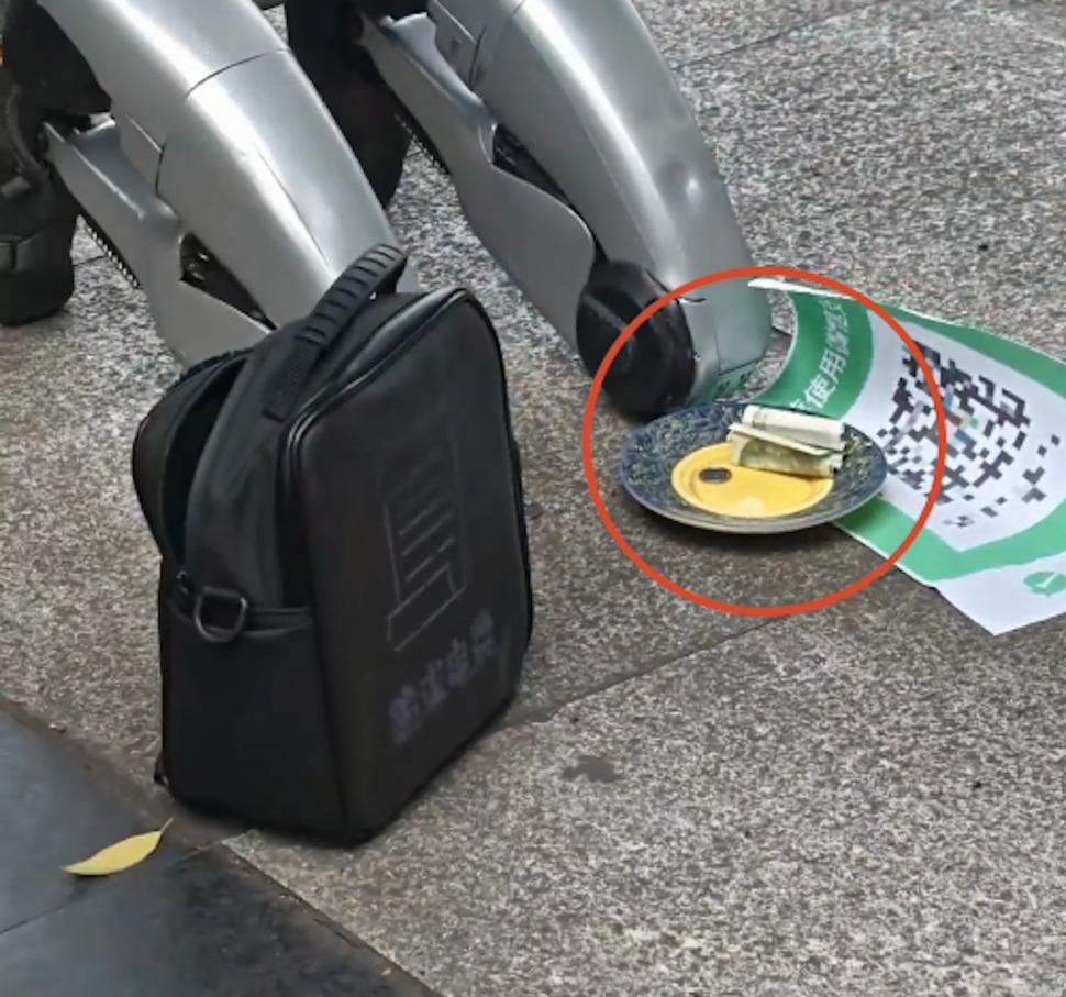 Un robot umanoid a ieșit la cerșit pe o stradă din China. Spunea că „nu are bani să se reîncarce” 1078563
