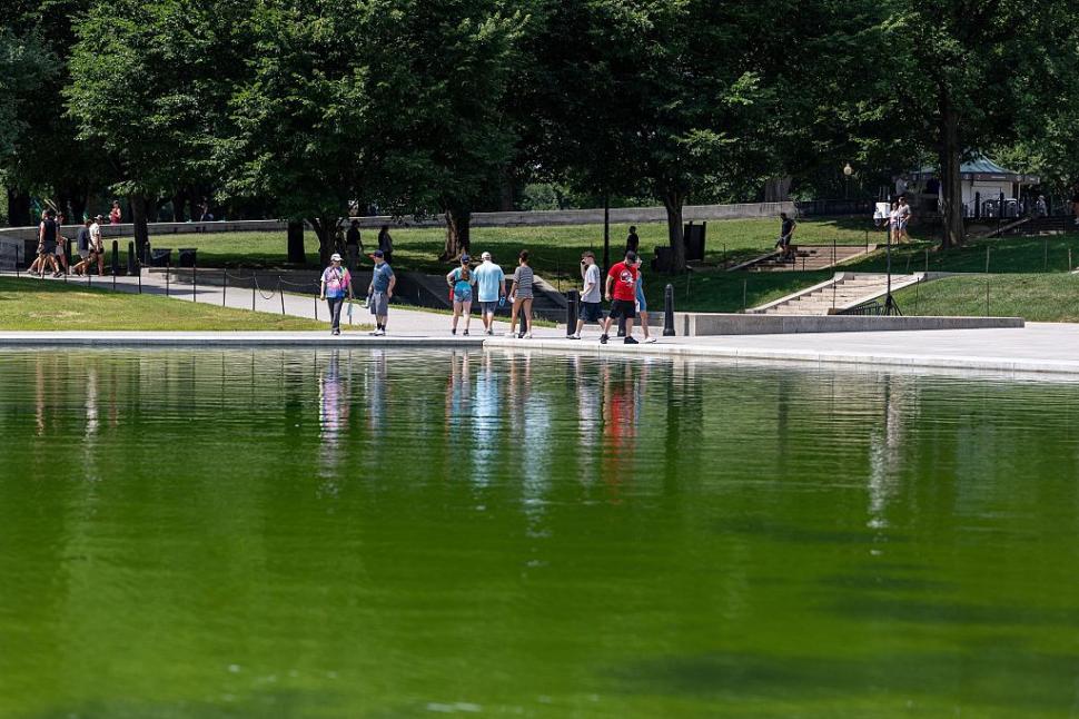 Bazinul reflectorizant din Washington va fi golit, după ce apa a devenit verde din cauza algelor. Trump acuză şi acte de vandalism 1079098
