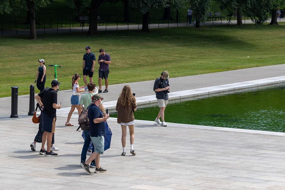 Bazinul reflectorizant din Washington va fi golit, după ce apa a devenit verde din cauza algelor. Trump acuză şi acte de vandalism 1079105