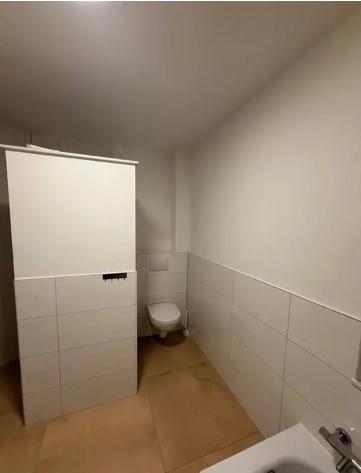 O femeie care și-a închiriat casa a fost șocată s-o găsească goală. Chiriașii au plecat cu mobila și chiar cu vasul de WC 1078956