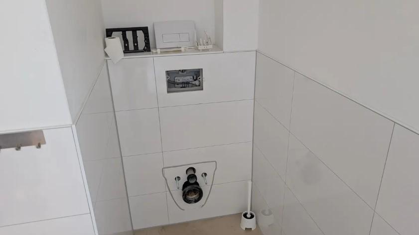 O femeie care și-a închiriat casa a fost șocată s-o găsească goală. Chiriașii au plecat cu mobila și chiar cu vasul de WC 1078957