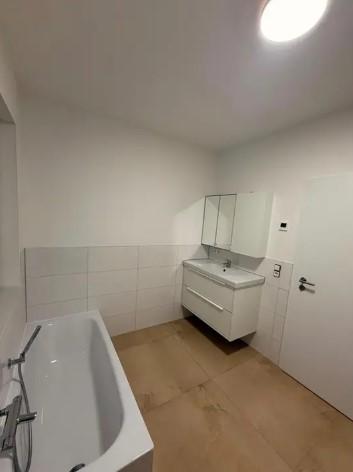 O femeie care și-a închiriat casa a fost șocată s-o găsească goală. Chiriașii au plecat cu mobila și chiar cu vasul de WC 1078958