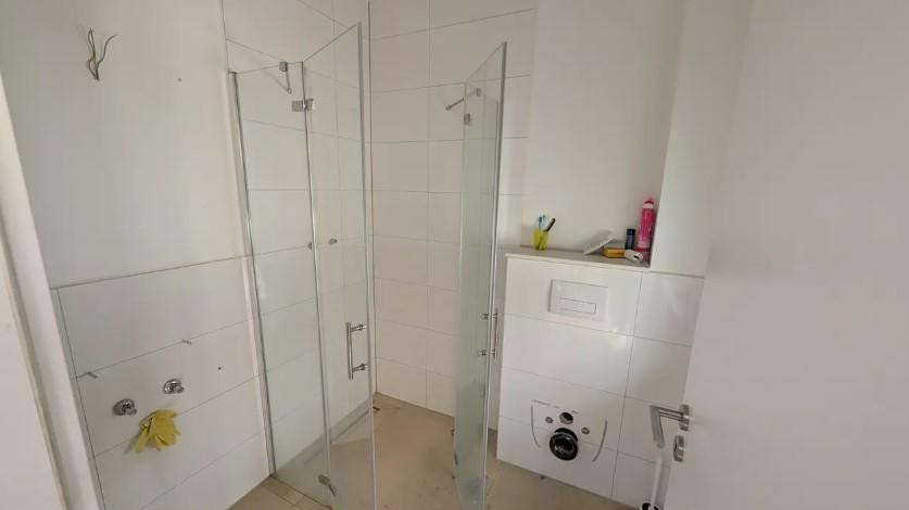 O femeie care și-a închiriat casa a fost șocată s-o găsească goală. Chiriașii au plecat cu mobila și chiar cu vasul de WC 1078959