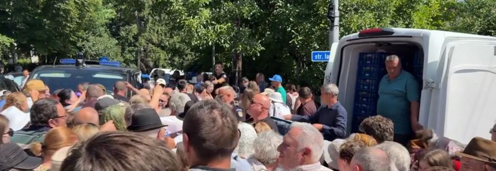 Credincioșii s-au bătut pe sarmale gratis, la Suceava. Unii au leșinat, ambulanța n-a putut interveni din cauza mulțimii 1079309