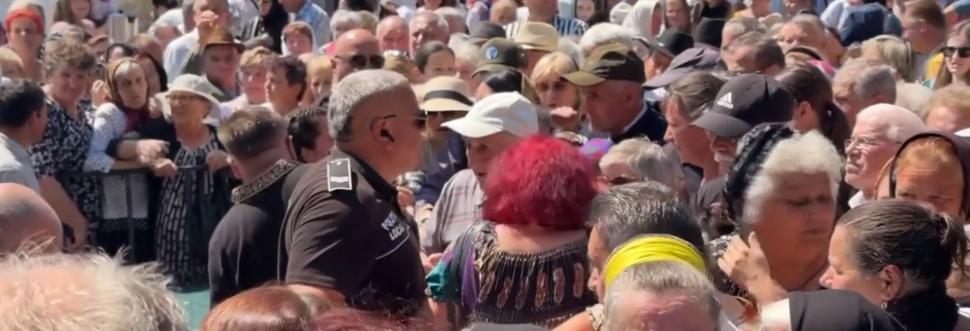Credincioșii s-au bătut pe sarmale gratis, la Suceava. Unii au leșinat, ambulanța n-a putut interveni din cauza mulțimii 1079310