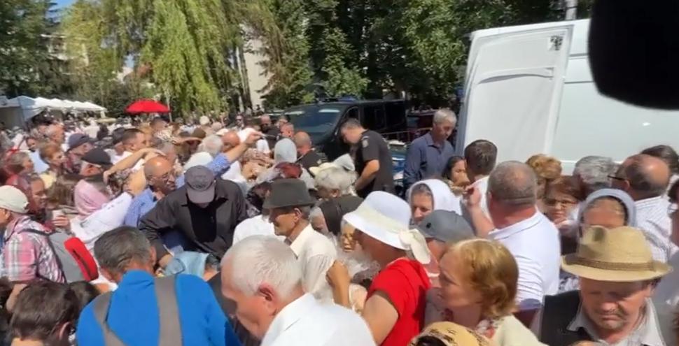 Credincioșii s-au bătut pe sarmale gratis, la Suceava. Unii au leșinat, ambulanța n-a putut interveni din cauza mulțimii 1079311