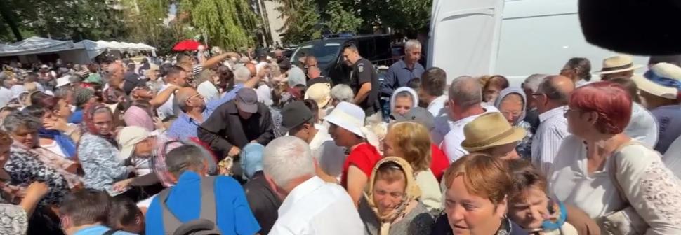 Credincioșii s-au bătut pe sarmale gratis, la Suceava. Unii au leșinat, ambulanța n-a putut interveni din cauza mulțimii 1079312