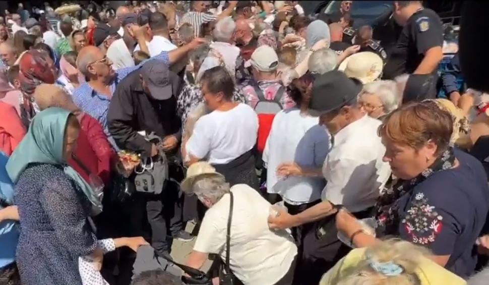 Credincioșii s-au bătut pe sarmale gratis, la Suceava. Unii au leșinat, ambulanța n-a putut interveni din cauza mulțimii 1079313