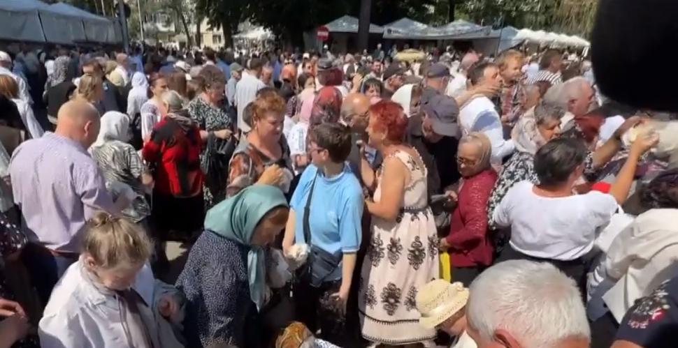 Credincioșii s-au bătut pe sarmale gratis, la Suceava. Unii au leșinat, ambulanța n-a putut interveni din cauza mulțimii 1079315