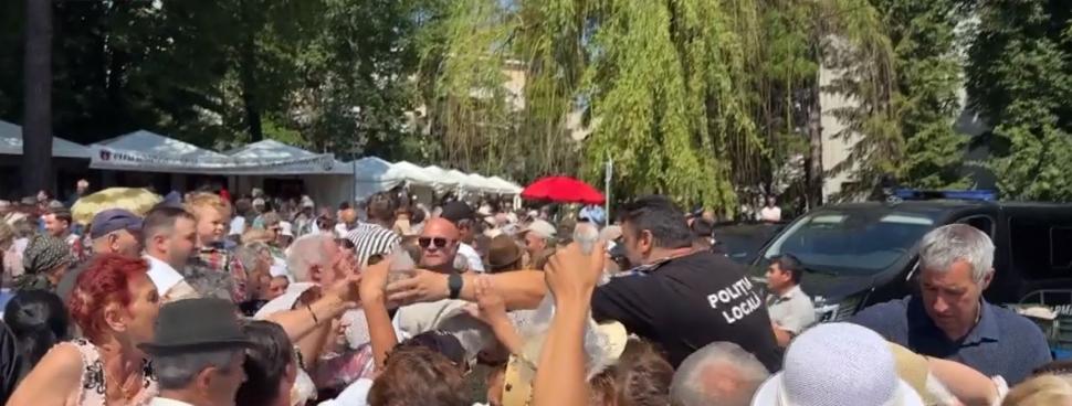 Credincioșii s-au bătut pe sarmale gratis, la Suceava. Unii au leșinat, ambulanța n-a putut interveni din cauza mulțimii 1079316