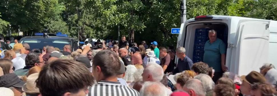 Credincioșii s-au bătut pe sarmale gratis, la Suceava. Unii au leșinat, ambulanța n-a putut interveni din cauza mulțimii 1079317