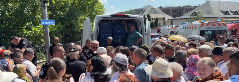 Credincioșii s-au bătut pe sarmale gratis, la Suceava. Unii au leșinat, ambulanța n-a putut interveni din cauza mulțimii 1079318
