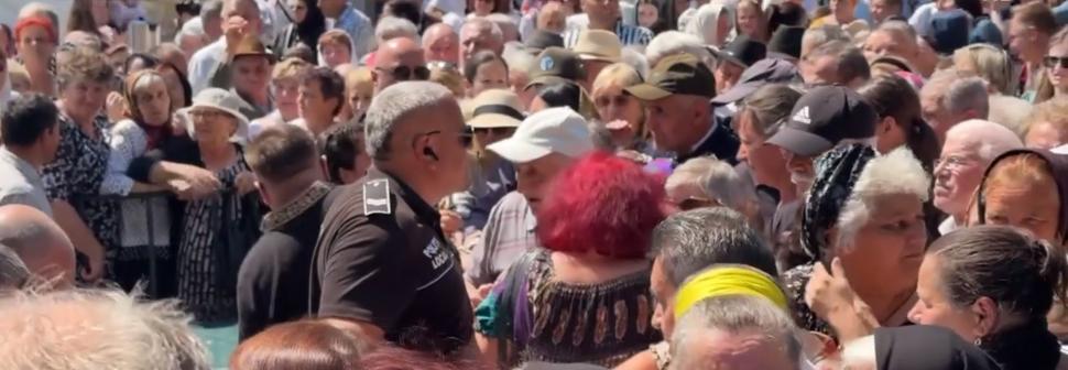 Credincioșii s-au bătut pe sarmale gratis, la Suceava. Unii au leșinat, ambulanța n-a putut interveni din cauza mulțimii 1079319