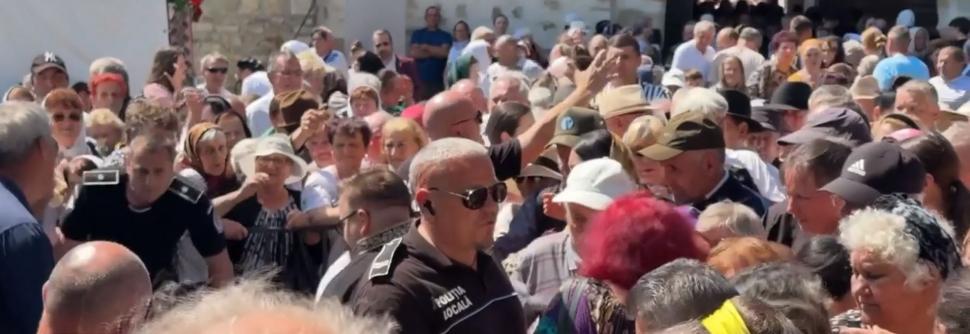 Credincioșii s-au bătut pe sarmale gratis, la Suceava. Unii au leșinat, ambulanța n-a putut interveni din cauza mulțimii 1079320