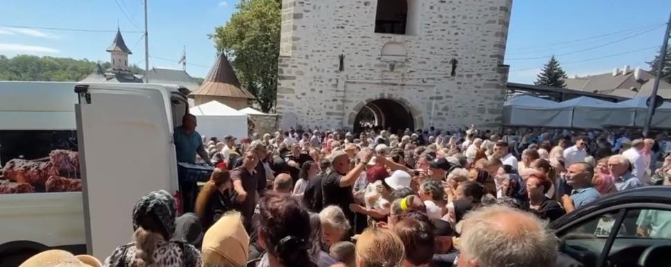 Credincioșii s-au bătut pe sarmale gratis, la Suceava. Unii au leșinat, ambulanța n-a putut interveni din cauza mulțimii 1079321