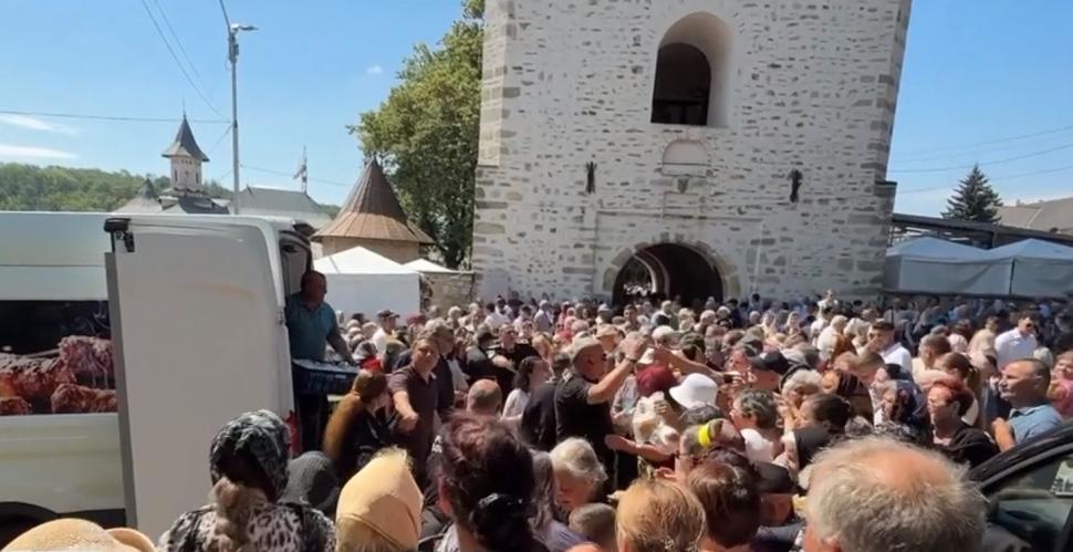 Credincioșii s-au bătut pe sarmale gratis, la Suceava. Unii au leșinat, ambulanța n-a putut interveni din cauza mulțimii 1079322