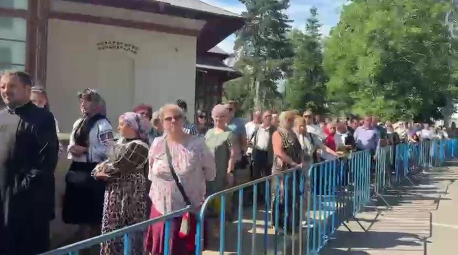 Credincioșii s-au bătut pe sarmale gratis, la Suceava. Unii au leșinat, ambulanța n-a putut interveni din cauza mulțimii 1079324