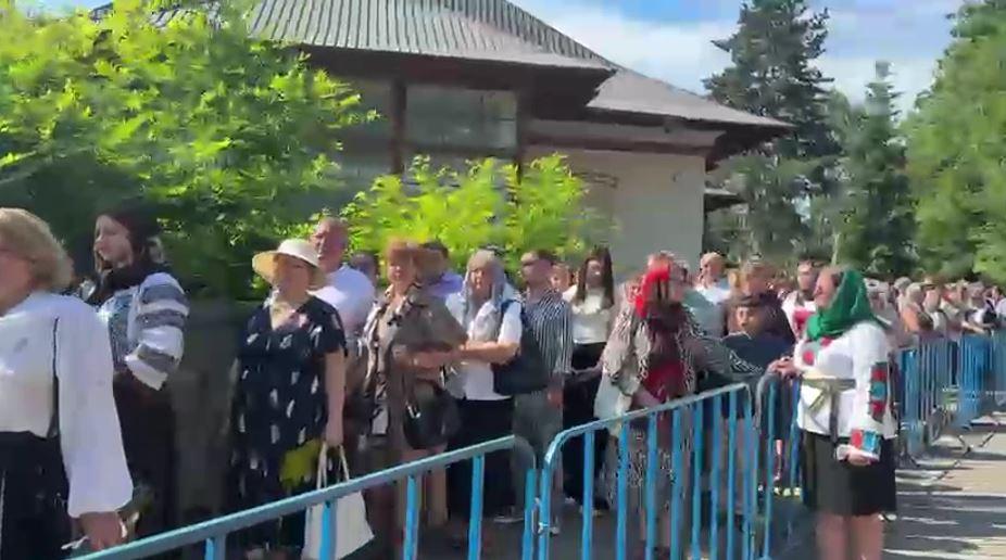 Credincioșii s-au bătut pe sarmale gratis, la Suceava. Unii au leșinat, ambulanța n-a putut interveni din cauza mulțimii 1079325