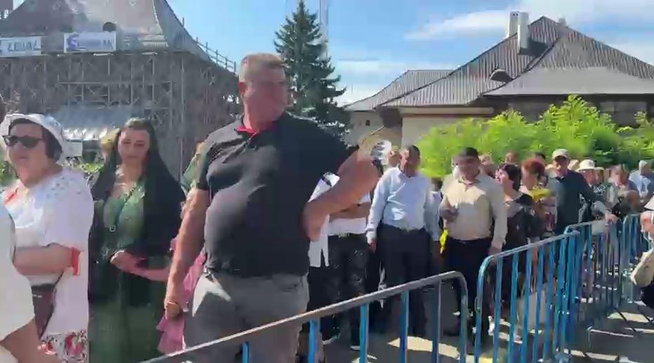 Credincioșii s-au bătut pe sarmale gratis, la Suceava. Unii au leșinat, ambulanța n-a putut interveni din cauza mulțimii 1079327