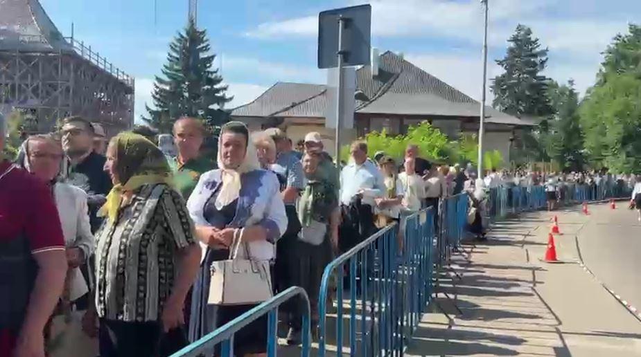 Credincioșii s-au bătut pe sarmale gratis, la Suceava. Unii au leșinat, ambulanța n-a putut interveni din cauza mulțimii 1079328