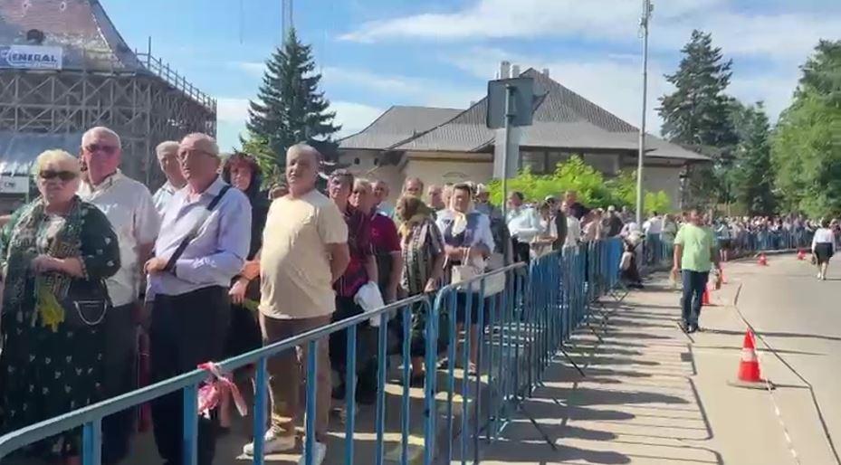 Credincioșii s-au bătut pe sarmale gratis, la Suceava. Unii au leșinat, ambulanța n-a putut interveni din cauza mulțimii 1079329