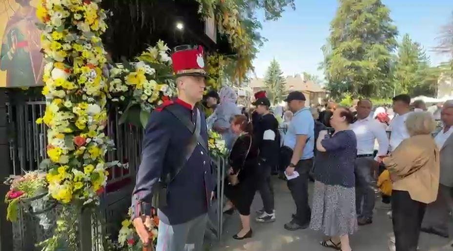 Credincioșii s-au bătut pe sarmale gratis, la Suceava. Unii au leșinat, ambulanța n-a putut interveni din cauza mulțimii 1079330