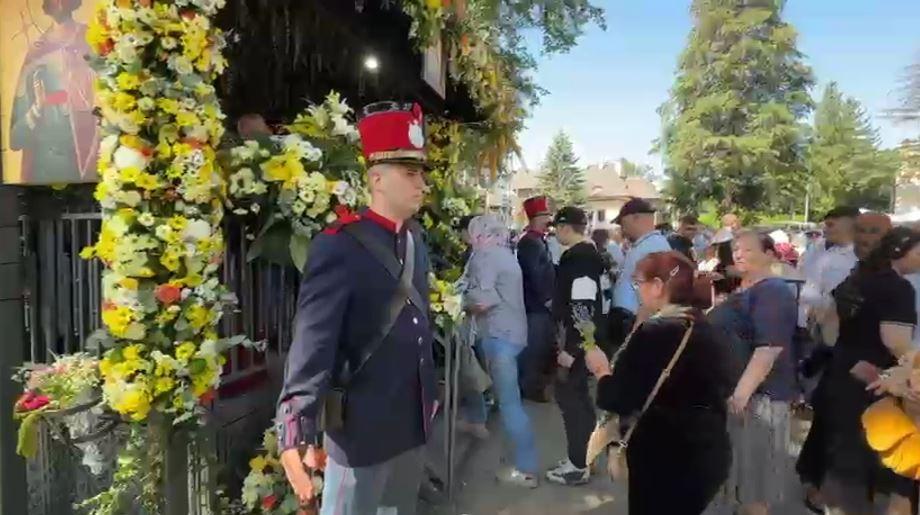 Credincioșii s-au bătut pe sarmale gratis, la Suceava. Unii au leșinat, ambulanța n-a putut interveni din cauza mulțimii 1079331