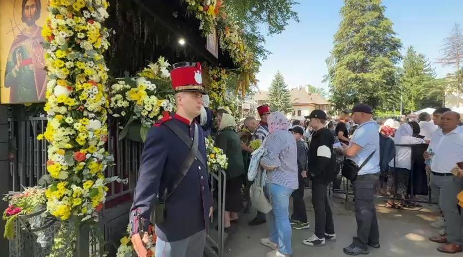 Credincioșii s-au bătut pe sarmale gratis, la Suceava. Unii au leșinat, ambulanța n-a putut interveni din cauza mulțimii 1079332