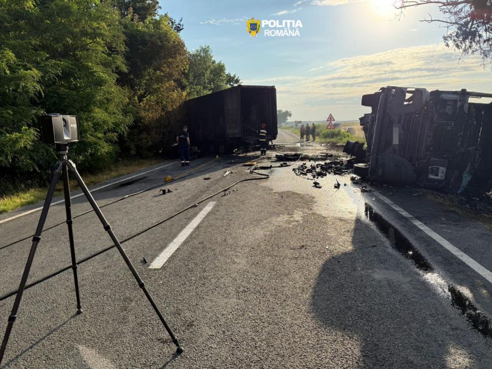 Două tiruri s-au ciocnit violent în Ialomița, pe E60. Unul era condus de un ucrainean. Vehiculele au luat foc 1079368