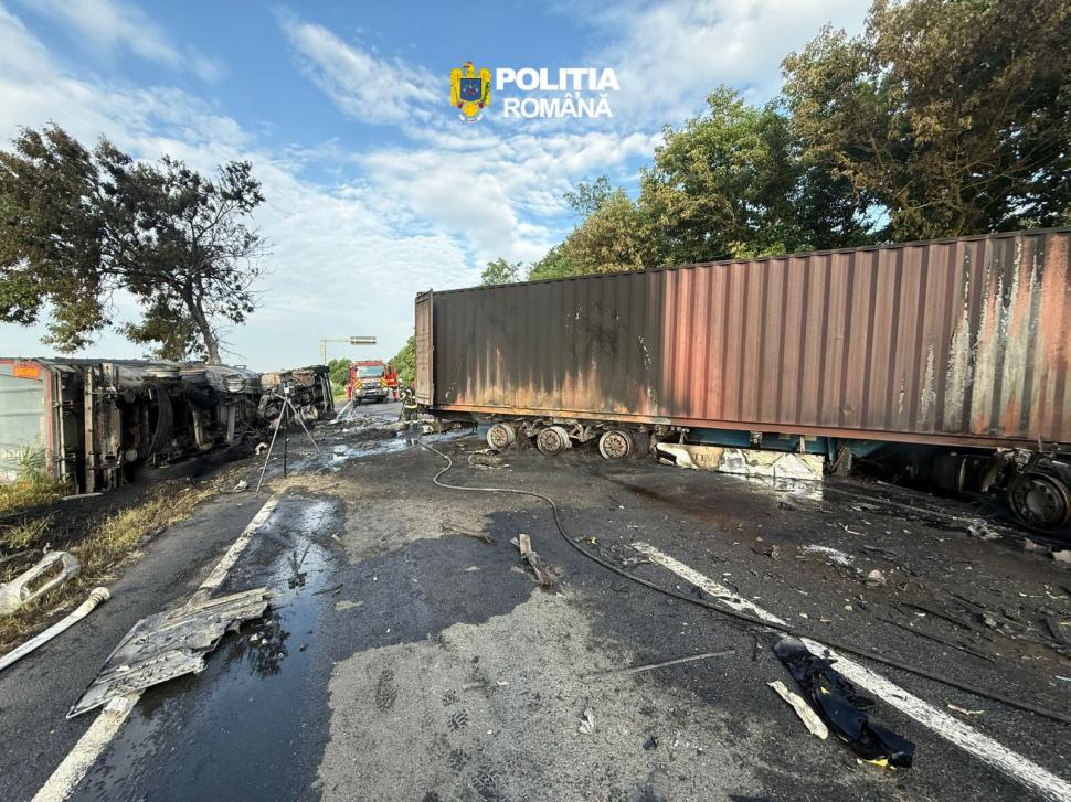 Două tiruri s-au ciocnit violent în Ialomița, pe E60. Unul era condus de un ucrainean. Vehiculele au luat foc 1079369