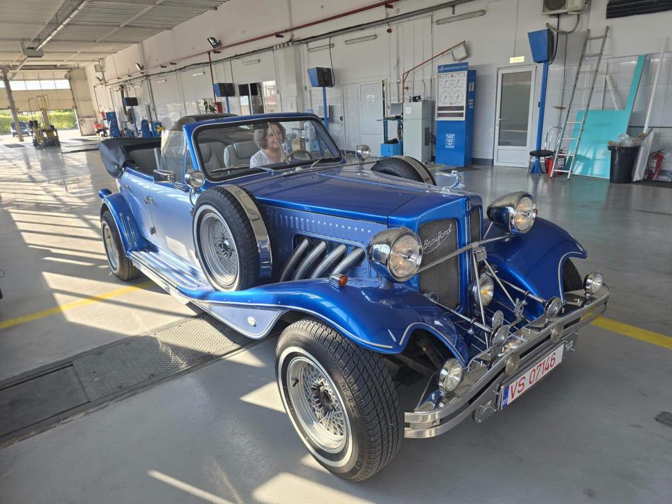 Imagini cu două maşini vechi de aproape 50 de ani, marca Beauford, care au mers la RAR Vaslui. "Au farmecul britanic din anii '30" 1079498