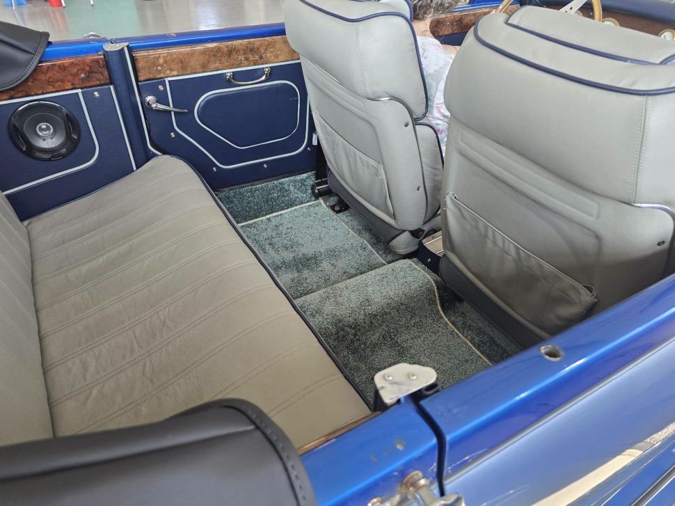 Imagini cu două maşini vechi de aproape 50 de ani, marca Beauford, care au mers la RAR Vaslui. "Au farmecul britanic din anii '30" 1079499