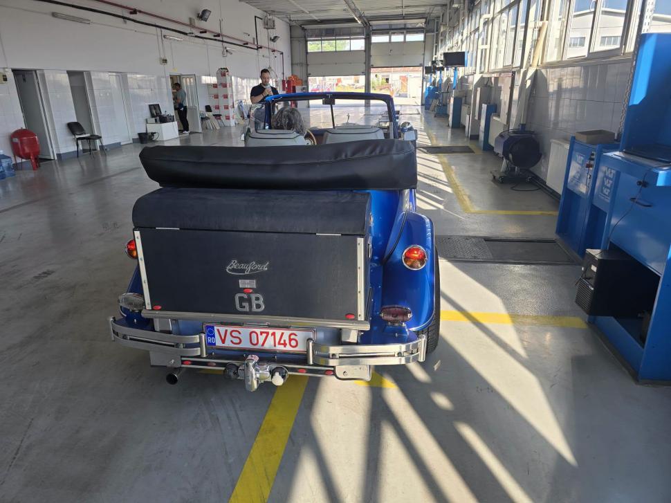 Imagini cu două maşini vechi de aproape 50 de ani, marca Beauford, care au mers la RAR Vaslui. "Au farmecul britanic din anii '30" 1079500
