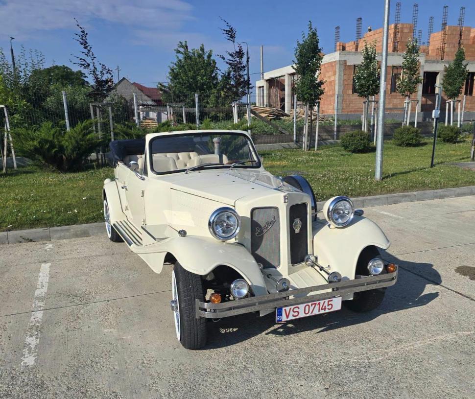 Imagini cu două maşini vechi de aproape 50 de ani, marca Beauford, care au mers la RAR Vaslui. "Au farmecul britanic din anii '30" 1079501