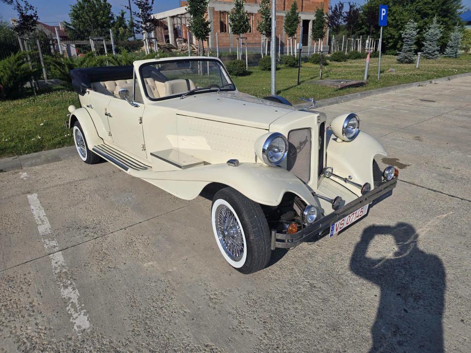 Imagini cu două maşini vechi de aproape 50 de ani, marca Beauford, care au mers la RAR Vaslui. "Au farmecul britanic din anii '30" 1079503