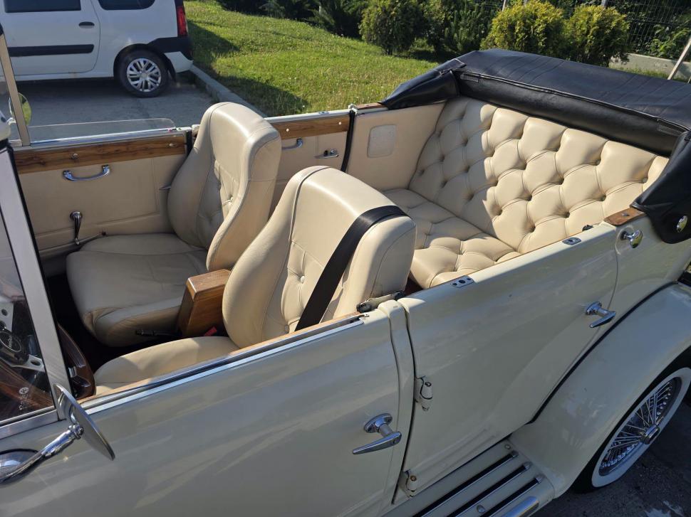 Imagini cu două maşini vechi de aproape 50 de ani, marca Beauford, care au mers la RAR Vaslui. "Au farmecul britanic din anii '30" 1079504