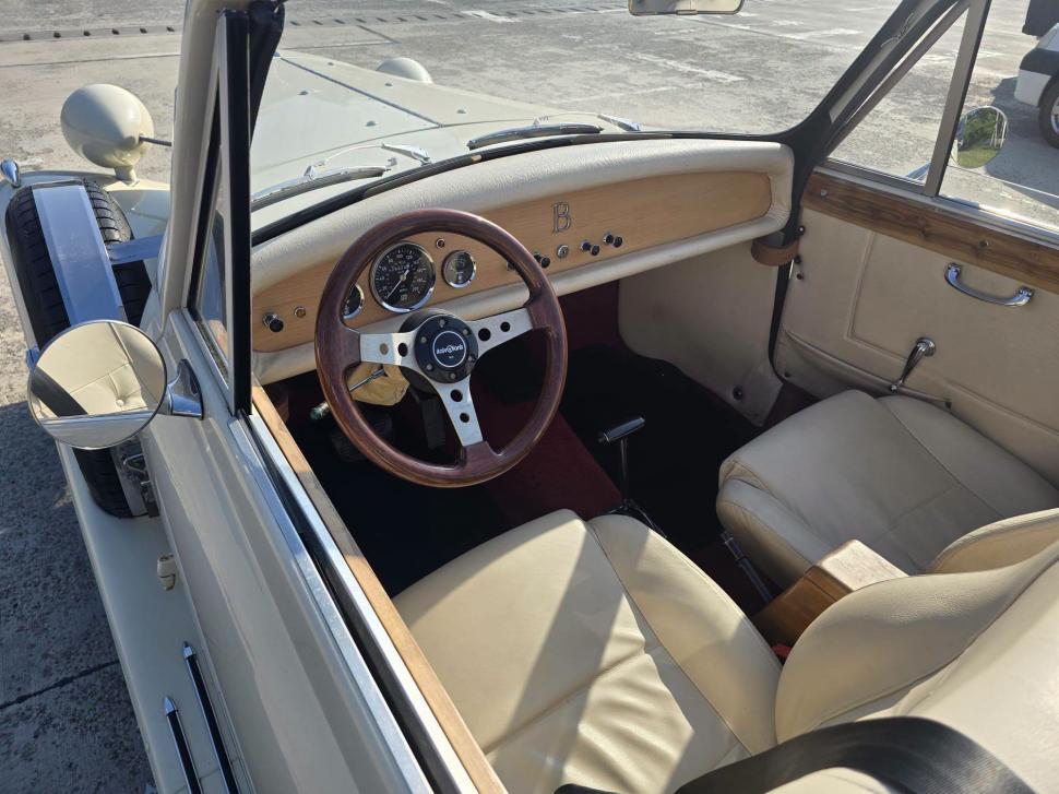 Imagini cu două maşini vechi de aproape 50 de ani, marca Beauford, care au mers la RAR Vaslui. "Au farmecul britanic din anii '30" 1079505