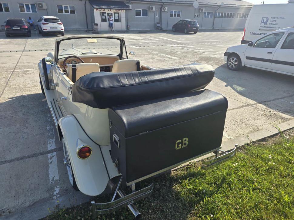 Imagini cu două maşini vechi de aproape 50 de ani, marca Beauford, care au mers la RAR Vaslui. "Au farmecul britanic din anii '30" 1079506