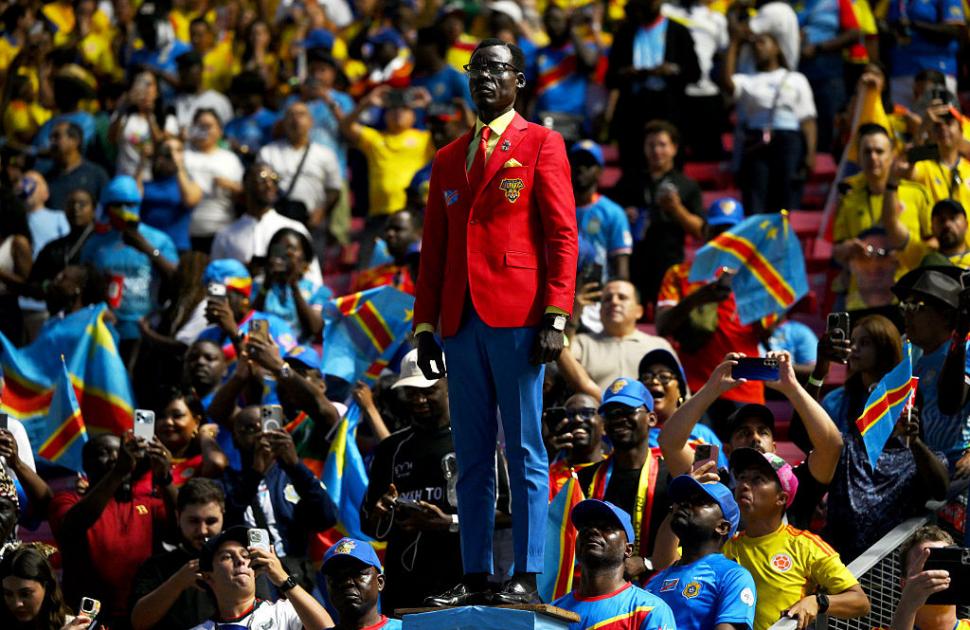 „Statuia vie Lumumba” a ajuns la Cupa Mondială 2026. De ce stă nemișcat la toate meciurile și care este povestea lui 1079259
