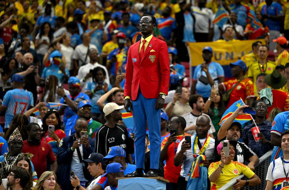 „Statuia vie Lumumba” a ajuns la Cupa Mondială 2026. De ce stă nemișcat la toate meciurile și care este povestea lui 1079261