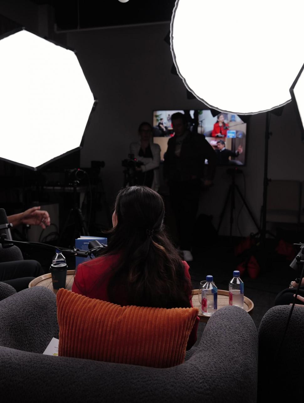 Ea este Aashna Doshi, tânăra inginer care a plecat de la Google la 23 de ani pentru a-și construi un startup AI și un podcast 1079686