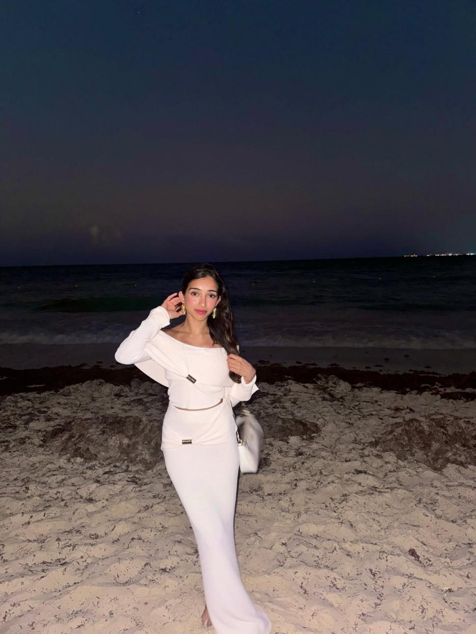 Ea este Aashna Doshi, tânăra inginer care a plecat de la Google la 23 de ani pentru a-și construi un startup AI și un podcast 1079691