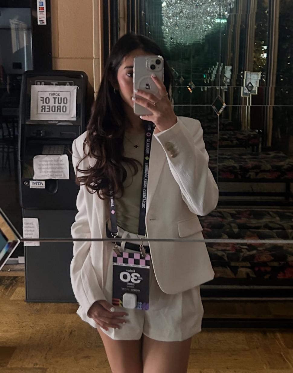 Ea este Aashna Doshi, tânăra inginer care a plecat de la Google la 23 de ani pentru a-și construi un startup AI și un podcast 1079692