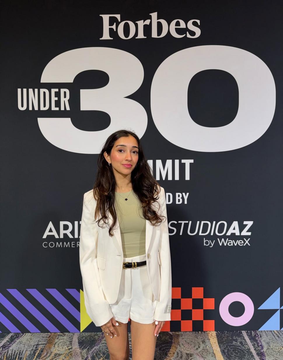 Ea este Aashna Doshi, tânăra inginer care a plecat de la Google la 23 de ani pentru a-și construi un startup AI și un podcast 1079693