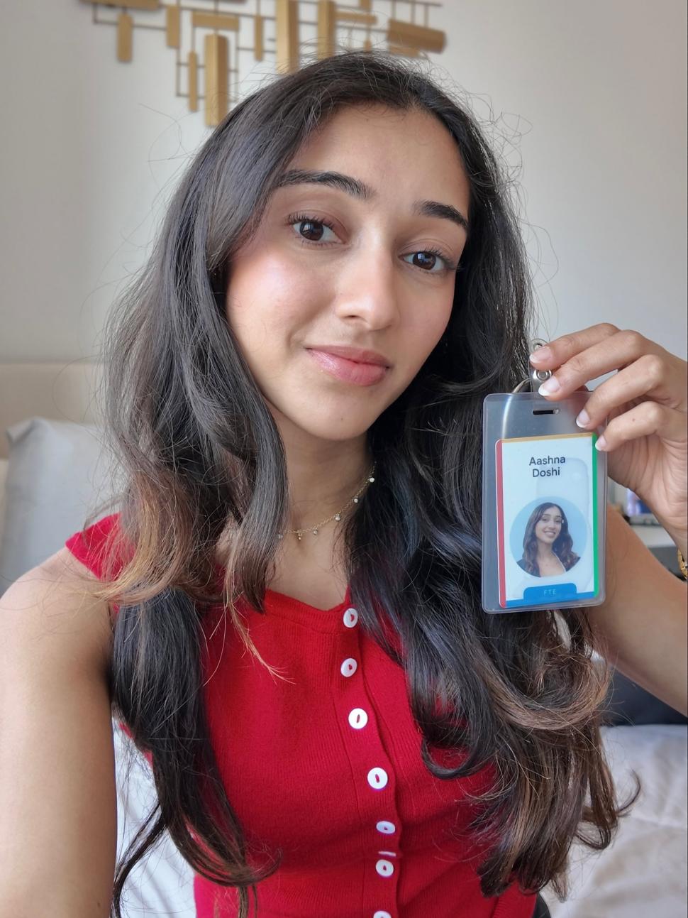 Ea este Aashna Doshi, tânăra inginer care a plecat de la Google la 23 de ani pentru a-și construi un startup AI și un podcast 1079695