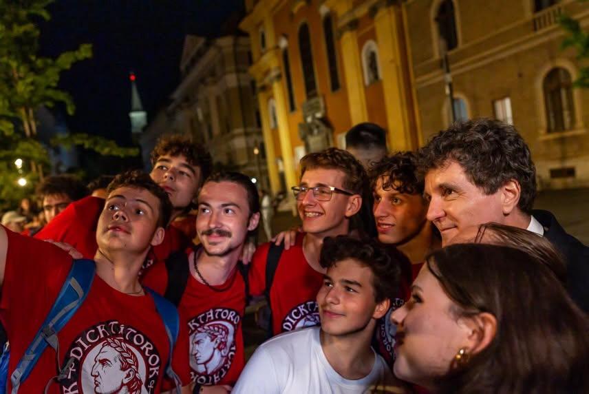 FOTO Nicușor Dan s-a fotografiat cu tinerii în Cluj-Napoca, la miezul nopții 1079588