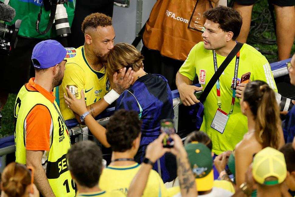 Imagini emoţionante cu Neymar, la finalul meciului Brazilia-Scoţia. A plâns şi şi-a îmbrăţişat copiii după revenirea la Cupa Mondială 1079592