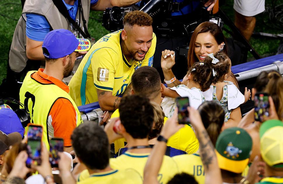 Imagini emoţionante cu Neymar, la finalul meciului Brazilia-Scoţia. A plâns şi şi-a îmbrăţişat copiii după revenirea la Cupa Mondială 1079593