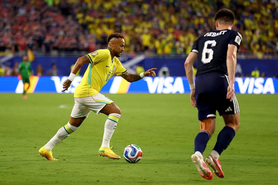 Imagini emoţionante cu Neymar, la finalul meciului Brazilia-Scoţia. A plâns şi şi-a îmbrăţişat copiii după revenirea la Cupa Mondială 1079598
