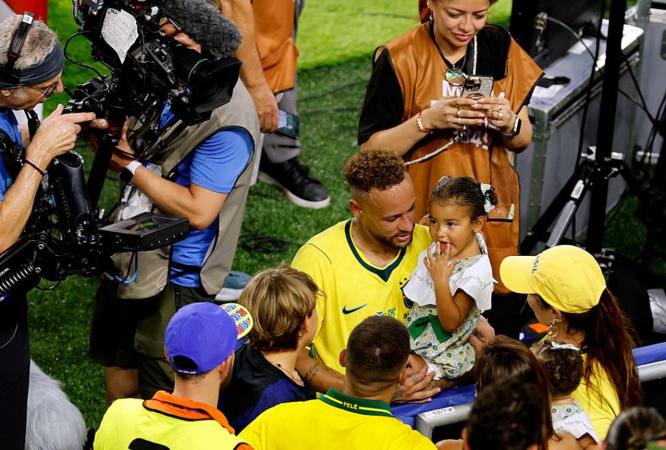 Imagini emoţionante cu Neymar, la finalul meciului Brazilia-Scoţia. A plâns şi şi-a îmbrăţişat copiii după revenirea la Cupa Mondială 1079599